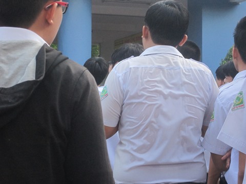 Thi Ngữ Văn, thí sinh Sài Gòn lo lắng trước giờ thi