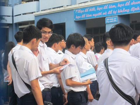 Thi Ngữ Văn, thí sinh Sài Gòn lo lắng trước giờ thi