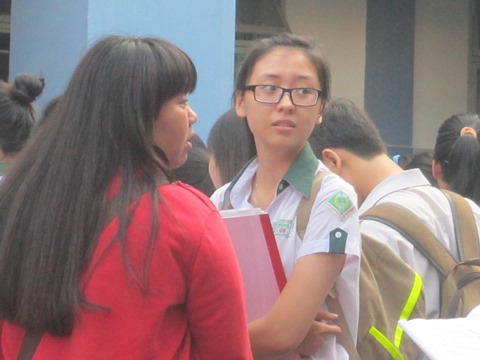 Thi Ngữ Văn, thí sinh Sài Gòn lo lắng trước giờ thi