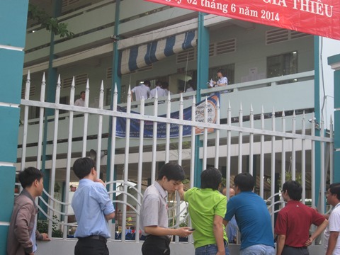 Thi Ngữ Văn, thí sinh Sài Gòn lo lắng trước giờ thi