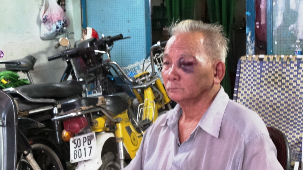 Côn đồ gây náo loạn khu dân cư, đánh tím mặt cụ ông 84 tuổi