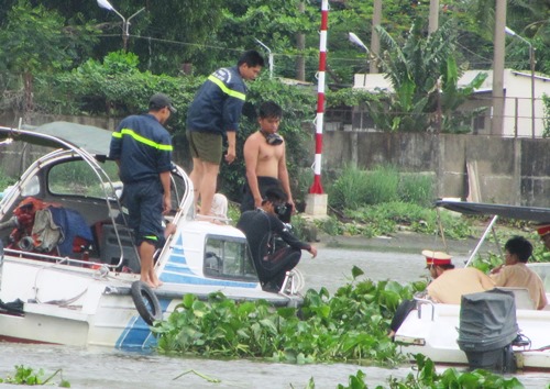Bất lực nhìn cô gái gieo mình xuống sông Sài Gòn tự tử