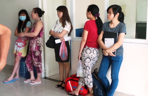 Chung cư cao tầng phát hỏa, dân cứ sợ hãi bỏ chạy