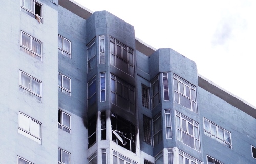 Chung cư cao tầng phát hỏa, dân cứ sợ hãi bỏ chạy