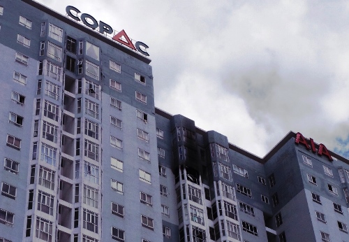 Chung cư cao tầng phát hỏa, dân cứ sợ hãi bỏ chạy