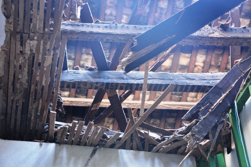 Sập mái nhà giữa đêm khuya, nhiều hộ dân thót tim tháo chạy