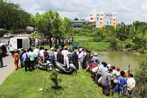 Phát hiện xác phụ nữ nổi bồng bềnh trên rạch nước