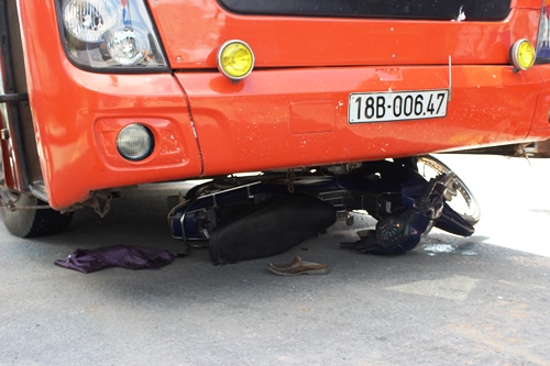 Xe khách cuốn xe máy vào gầm, 2 người thoát chết
