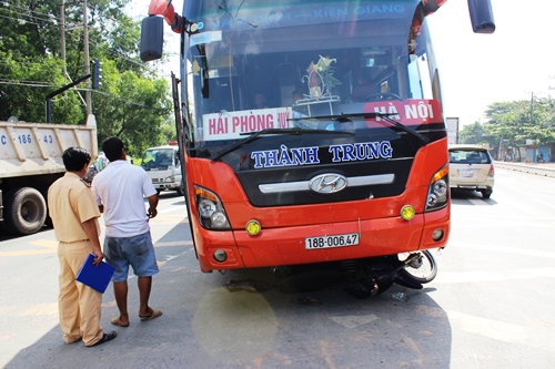 Xe khách cuốn xe máy vào gầm, 2 người thoát chết