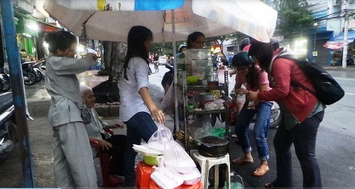 Cụ 80 tuổi bán bún nuôi con ở Sài Gòn khiến cư dân mạng dậy sóng Cụ 80 tuổi bán bún nuôi con ở Sài Gòn khiến cư dân mạng dậy sóng