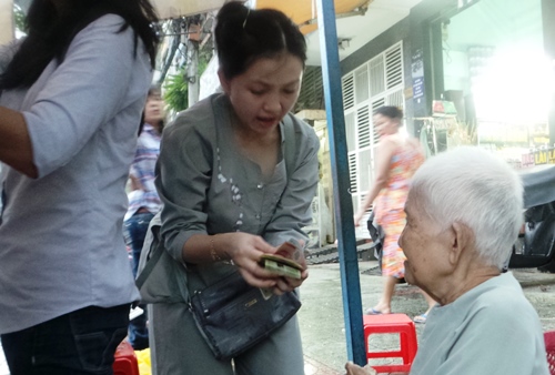 Cụ 80 tuổi bán bún nuôi con ở Sài Gòn khiến cư dân mạng dậy sóng Cụ 80 tuổi bán bún nuôi con ở Sài Gòn khiến cư dân mạng dậy sóng