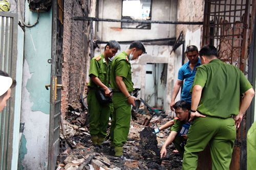 Vụ tưới xăng đốt nhà: Hung thủ đến đòi vàng người yêu !