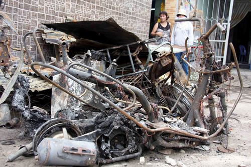 Vụ tưới xăng đốt nhà: Hung thủ đến đòi vàng người yêu !