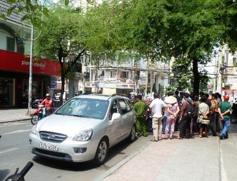 Dân truy bắt ôtô gây tai nạn liên hoàn giữa Sài Gòn rồi trốn