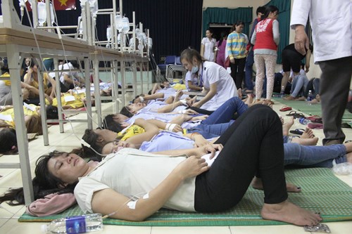 Sau bửa cơm tối, hàng trăm công nhân phải nhập viện