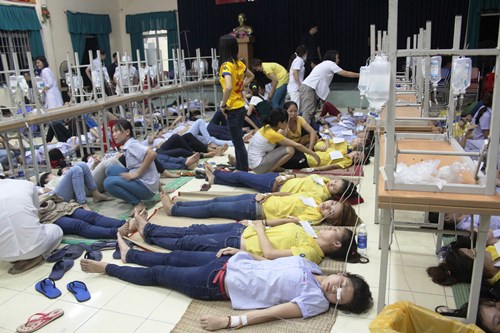 Sau bửa cơm tối, hàng trăm công nhân phải nhập viện