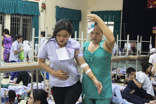 Sau bửa cơm tối, hàng trăm công nhân phải nhập viện