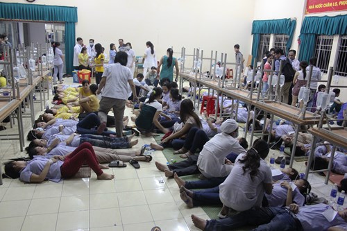 Sau bửa cơm tối, hàng trăm công nhân phải nhập viện