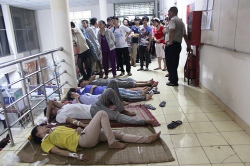 Sau bửa cơm tối, hàng trăm công nhân phải nhập viện