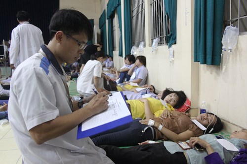 Sau bửa cơm tối, hàng trăm công nhân phải nhập viện