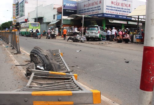TPHCM: Taxi gây đại náo trên đường phố, 2 người nhập viện