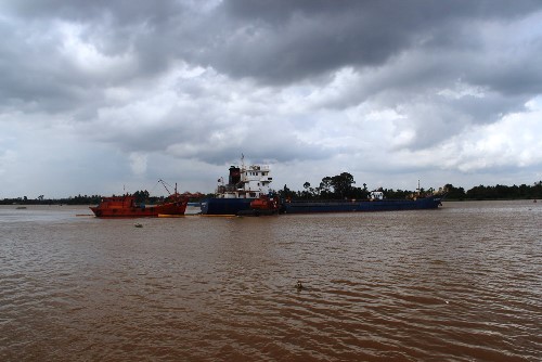 Kịp cứu con tàu chở sắt có tải trọng 2000 tấn đâm vào đá ngầm