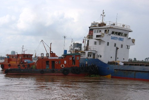 Kịp cứu con tàu chở sắt có tải trọng 2000 tấn đâm vào đá ngầm