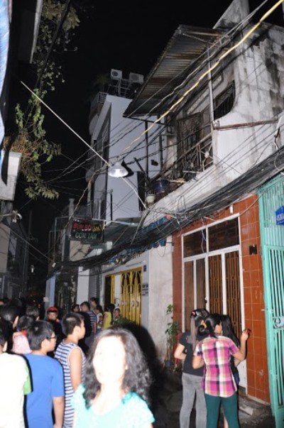 Giải cứu cụ già mắc kẹt trong căn nhà bốc cháy