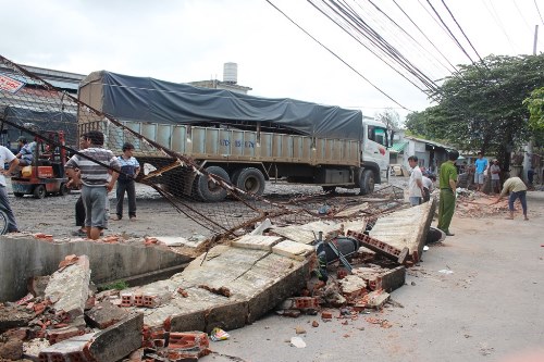 TPHCM: Sập tường đè 2 xe máy, 8 người thoát nạn