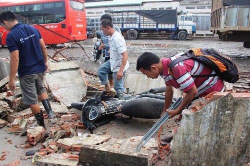 TPHCM: Sập tường đè 2 xe máy, 8 người thoát nạn