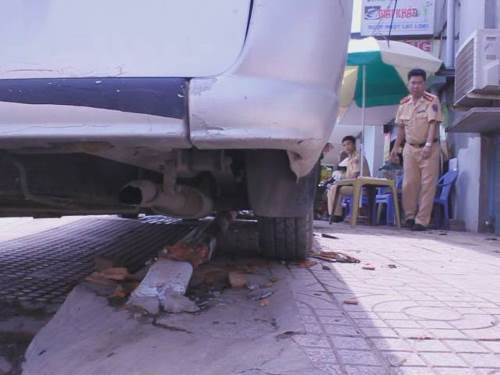 Đi chợ về, một phụ nữ bị ô tô 16 đâm trọng thương