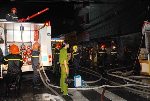 TPHCM: Cháy lớn cửa hàng kinh doanh đồ củ