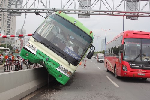 Xe buýt đại náo cầu Sài Gòn, nhiều người hoảng sợ