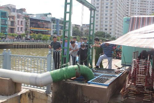 Xác chết bốc mùi được phát hiện trên kênh Nhiêu Lộc- Thị Nghè