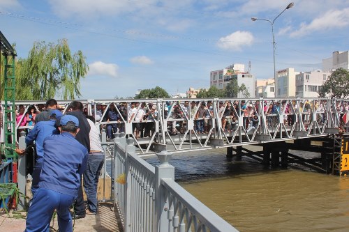 Xác chết bốc mùi được phát hiện trên kênh Nhiêu Lộc- Thị Nghè