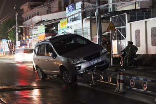 Xế hộp diễn xiếc trên đường, 4 người hoảng loạn