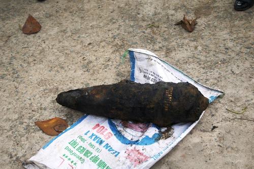 Phát hiện đạn pháo 105 ly vùi dưới rạch ở Sài Gòn