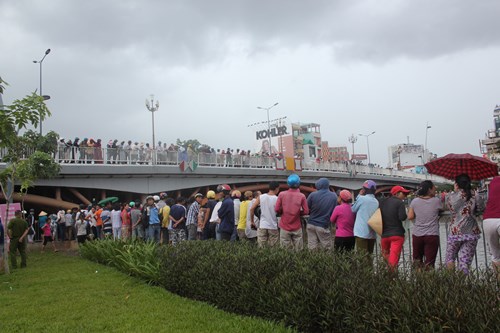 Trăm người dân đội mưa xem vụ nhảy cầu tử tử ở Sài Gòn