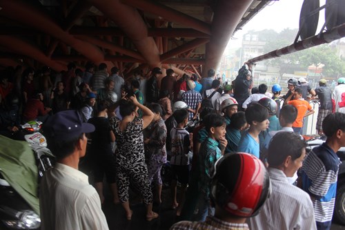 Trăm người dân đội mưa xem vụ nhảy cầu tử tử ở Sài Gòn