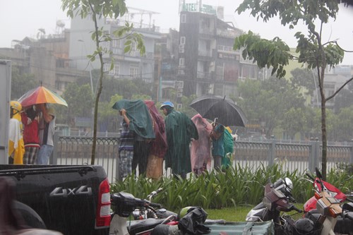 Trăm người dân đội mưa xem vụ nhảy cầu tử tử ở Sài Gòn