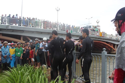 Trăm người dân đội mưa xem vụ nhảy cầu tử tử ở Sài Gòn