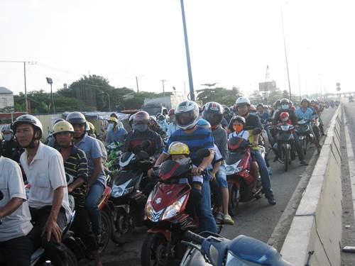 Hai vụ tai nạn trên xa lộ Hà Nội, 3 người nhập viện