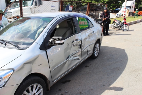 Hai vụ tai nạn trên xa lộ Hà Nội, 3 người nhập viện