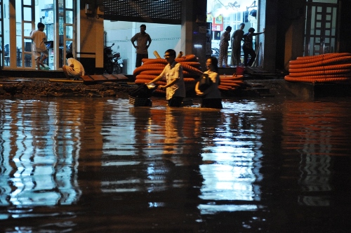 Người Sài Gòn bở hơi tai nước ngập