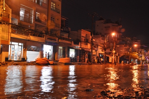 Người Sài Gòn bở hơi tai nước ngập