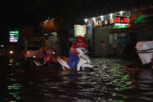 Người Sài Gòn bở hơi tai nước ngập