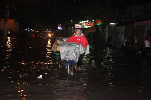Người Sài Gòn bở hơi tai nước ngập