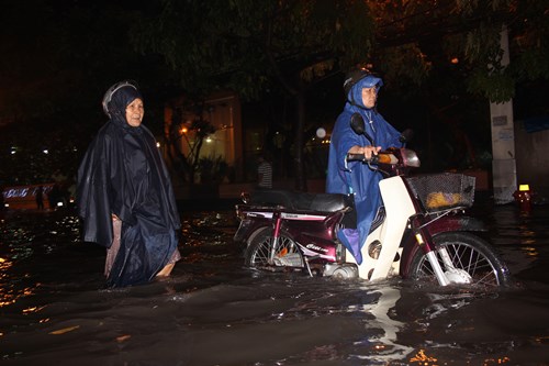 Người Sài Gòn bở hơi tai nước ngập