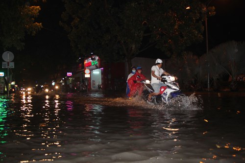 Người Sài Gòn bở hơi tai nước ngập