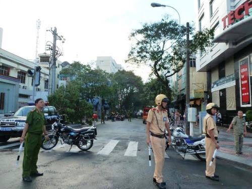 TP.HCM: Mưa bão lớn, cây xanh đè chết 1 phụ nữ